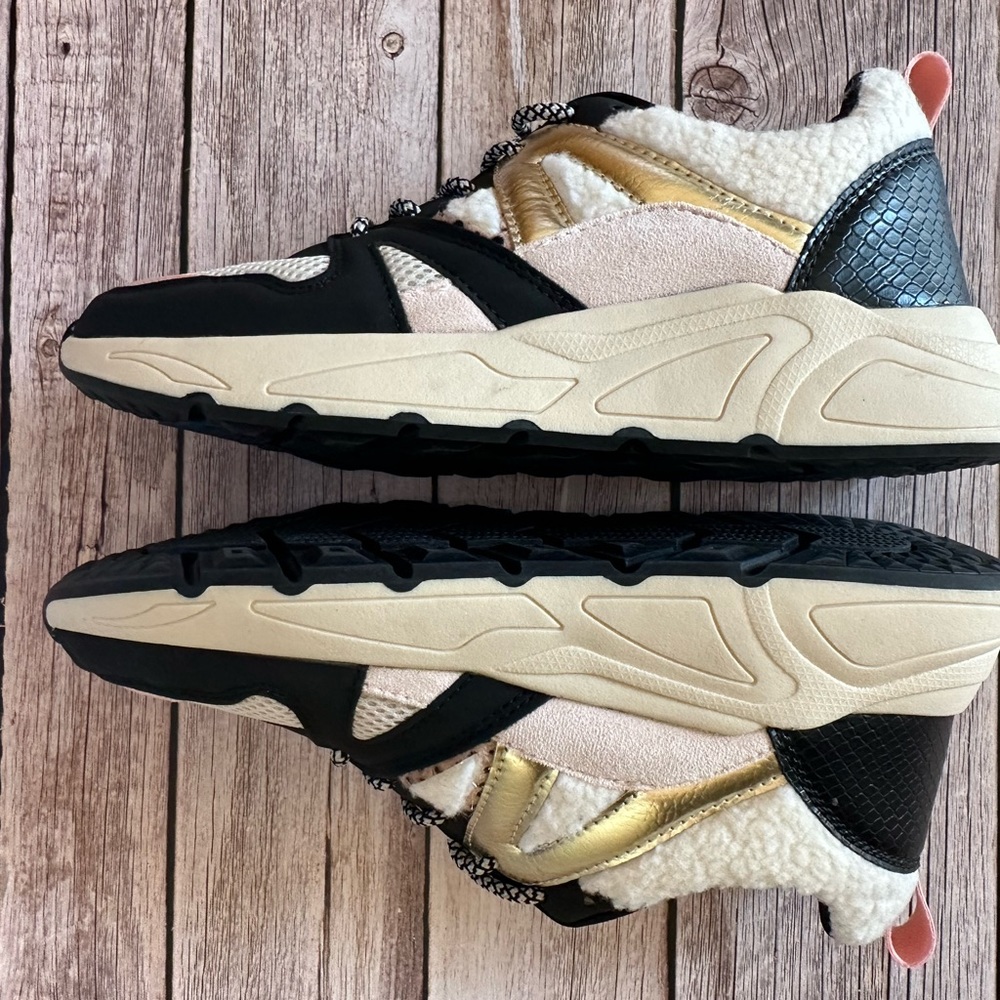 NWOT! Posh by Poelman Sherpa Sneakers Size 39